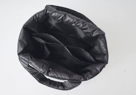 【『BAYFLOW 収納5ポケット キルティングバッグBOOK』(宝島社)】誰でも整理上手な5ポケット! 水筒も立てたまま入ります