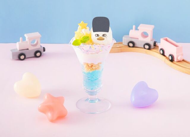 ●パフェ_DDOLBYEONG：2,290円（税込）DDOLBYEONGをイメージしたパフェ☆ ラムネ風味のゼリーや白桃が入ったカラフルなパフェです。