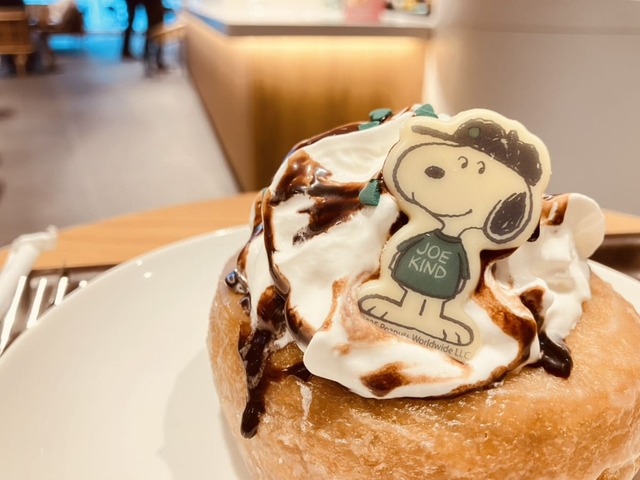 【PEANUTS™＋STARBUCKS™「PEANUTS トートバッグ」】スヌーピーのトッパーがかわいいフラペチーノ®やフードも販売中