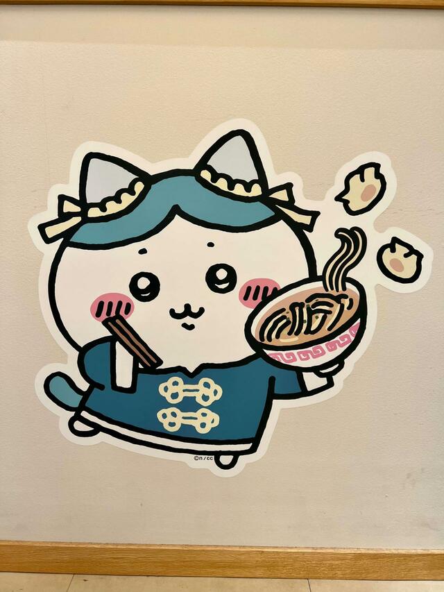 『ちいかわ飯店 ドリンクスタンド 津田沼』ラーメンを持ったハチワレもいます