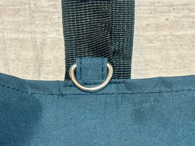 持ち手にはチャームなどがつけられるDカン付き