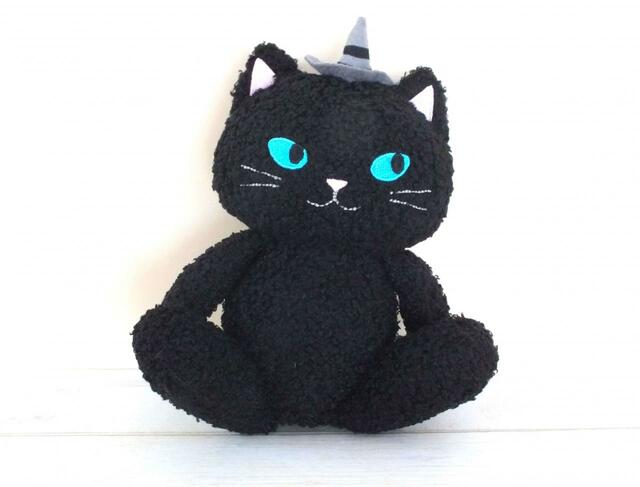 【カルディオリジナル　ハロウィンネコぬいぐるみ】足は結構開きます（無理に開かせないでくださいね）