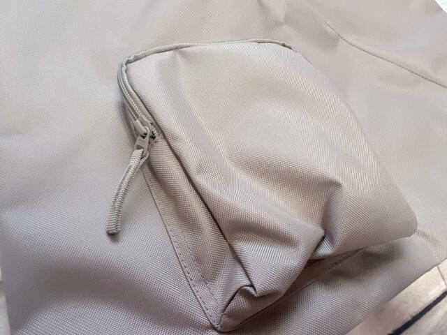 スマホやミニ財布の収納にぴったりなサイズ。マチ付きなのでたくさん入る！