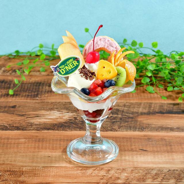 「フルーツいろいろ♪お菓子なスウィートパフェ」＜1,298円（税込）＞【「TOM and JERRY DINER」に“フルーツパーラー”がテーマの期間限定メニューが登場】