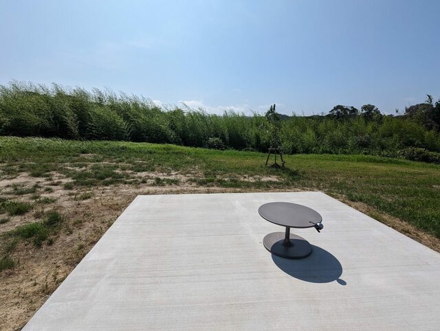 【GLAMPROOK FUTTSU BRISTOL HILL】ドームテントの前のスペース