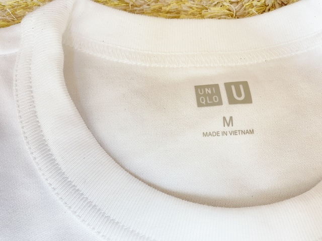 【ユニクロ　クルーネックTシャツ（半袖）】襟も厚手に作られています