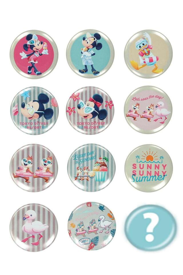 カンバッジセット 600円｜東京ディズニーリゾート「SUNNY SUNNY Summer」グッズ｜販売店舗：東京ディズニーランド「グランドエンポーリアム」、東京ディズニーシー「タワー・オブ・テラー・メモラビリア」｜発売日：2025年6月5日（木）