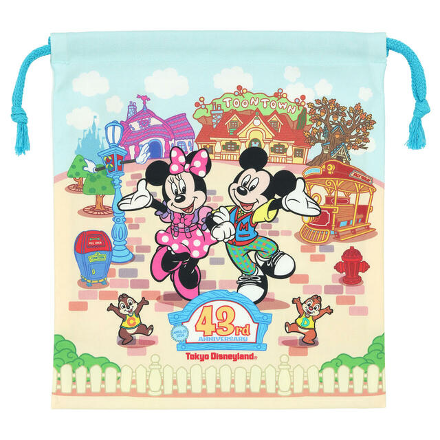 きんちゃく 900円｜東京ディズニーランド開園43周年を記念したグッズ｜販売店舗：東京ディズニーランド「ギャグファクトリー／ファイブ・アンド・ダイム」｜発売日：2026年4月15日（水）