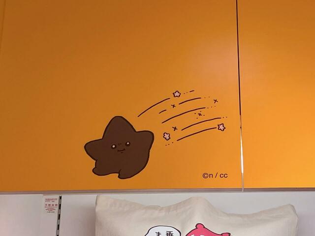 商品棚の上には黒い流れ星もいます！