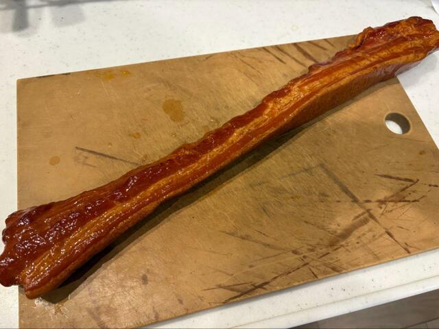 【コストコ つるしベーコン】パッケージを開けてフライパンにのせてみましたが、長くてまな板からはみ出てしまいました◎