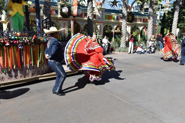 思わず体が動くようなダンスが会場のあちこちで楽しめます