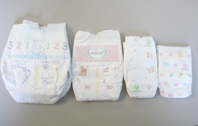 ユニ・チャーム工場見学／左の新生児用おむつがとても大きく感じます。一番右の5Sととなりの4Sは病産院用です