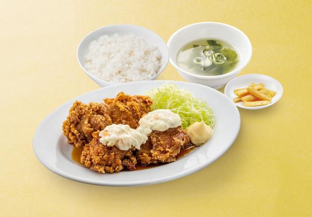 ランチ鶏唐あい盛り定食　本体価格680円（税込価格748円）