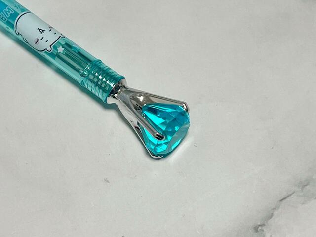 ジュエルは爪で留めているようなデザイン。凝っています！