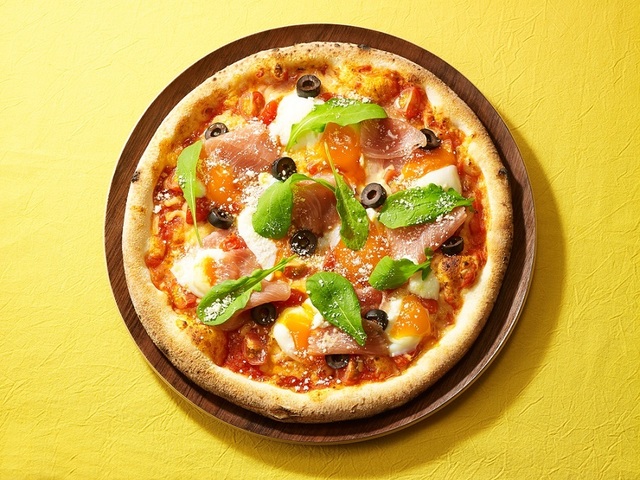 とろとろ半熟卵と生ハムのピザ ビスマルク