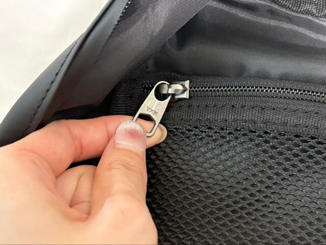 【ワークマン ベーシックバックパックⅡ】メッシュポケットのファスナーの金具までYKK製!つまみやすく開閉もスムーズです