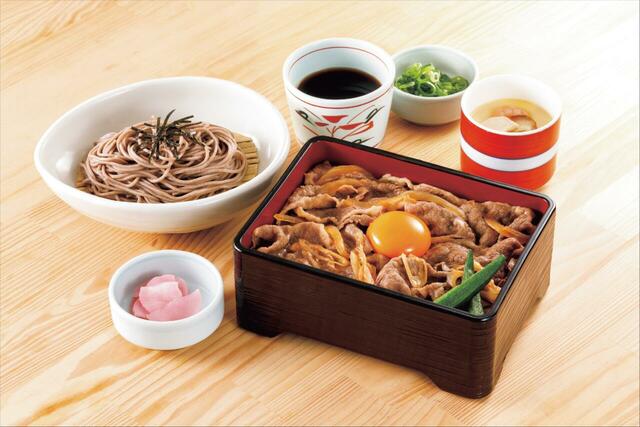 「黒毛和牛のすき焼き重」＜価格：2,528円（税込）＞【【和食さと】黒毛和牛の御膳・すき焼き重・特別価格の牛すきうどん鍋が期間限定で登場！食べ放題に黒毛和牛寿司＆焼牛丼を追加！】