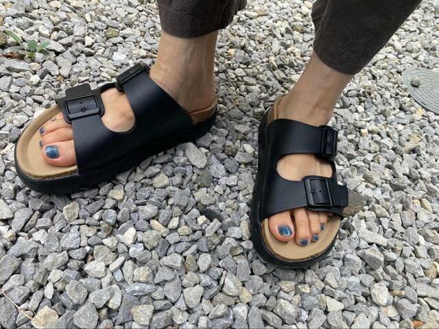 【WORKMAN アーバンコルキーサンダル】どんなコーデにも合わせやすいシンプルなデザインなので、毎日気軽に履けるのが嬉しい!