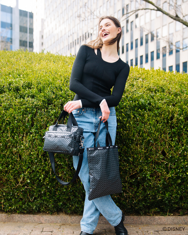 （左）ミディアム2ジップ クロスボディ 25,300円、（右）エメラルドトート 11,000円｜レスポートサック ディズニー創立100周年コレクション