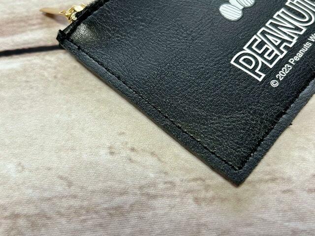 カードケースもリッチなレザー調の生地