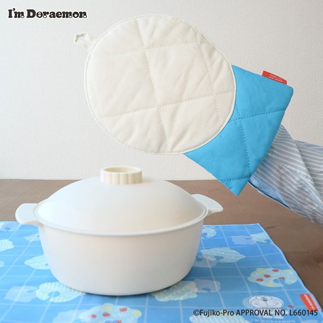 【ドラえもん】「I’M DORAEMON/鍋つかみ」¥1,760／つけるだけでドラえもんの丸い手に変身できるアイテム
