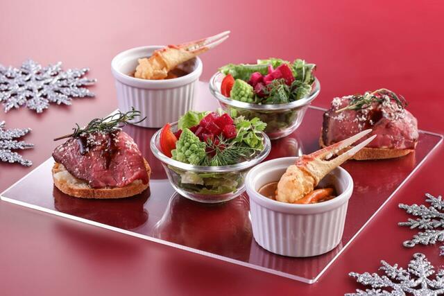 「アフタヌーンティー（3段目）」＜価格：平日6,000円 / 土・日・祝日6,500円＞【クリスマスムードたっぷりのアフタヌーンティーも楽しめる♪シェラトン都ホテル大阪の「Christmas Sweets Fair -Red-」開催】　