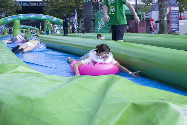 スライドザシティーに参加した水着美女たち