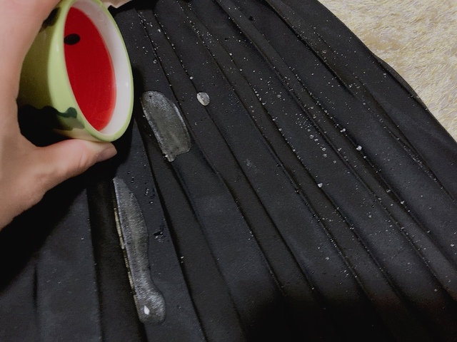 【ワークマン レディース撥水ライトプリーツスカート】水をしっかり弾きます