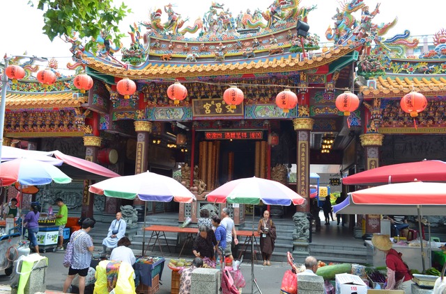 雙連朝市の中央に位置する文昌宮には買い物がてらお参りに訪れる地元の人達の姿が