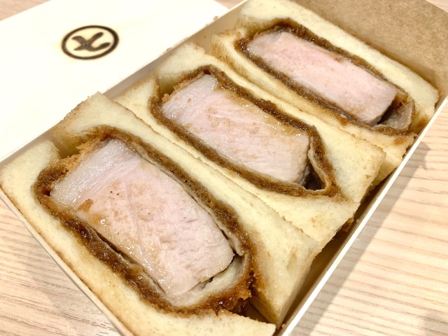 テイクアウトは焼印入りの箱に詰めてくれる