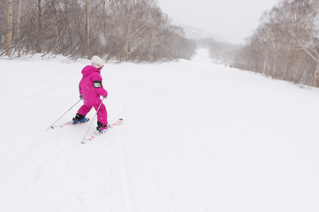 マイナス10度前後、雪が顔に吹き付けてきて痛い状況でも耐えられる装備がほしい｜かぐらスキー場｜スノーウェア提供：ISBJORN（イスビョン）
