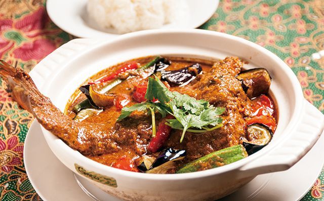 厳選「エスニックカレー」の名店／【マレーシア】マレーカンポン（八丁堀）　フィッシュカレー（写真は鯛半身）＜鯛半身＞2480円 ＜鯛一匹＞4500円（税別）