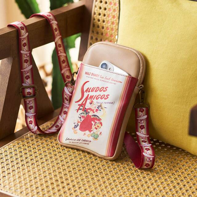 スマートフォンショルダーバッグ「三人の騎士」｜￥4,990 （税込）