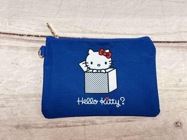 中サイズのカラーはネイビー。キティちゃんのリボンのみ刺繍で描かれており、凝っています♪