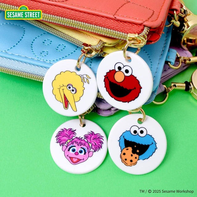 【セサミストリート新商品】「パスケース」2,530円／フェイスデザインのチャーム付き！