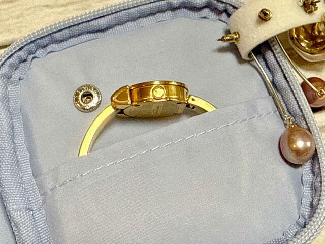 右側のポケットには腕時計を収納