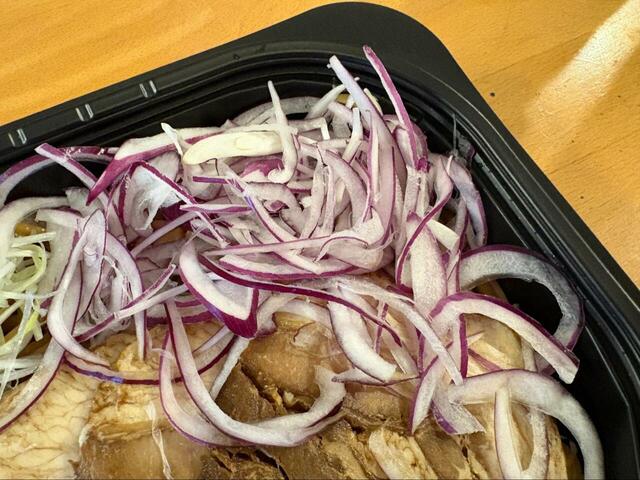 【コストコ チャーシュー油そば】ねぎの白と玉ねぎの紫が、チャーシューの茶色とよく映えます！