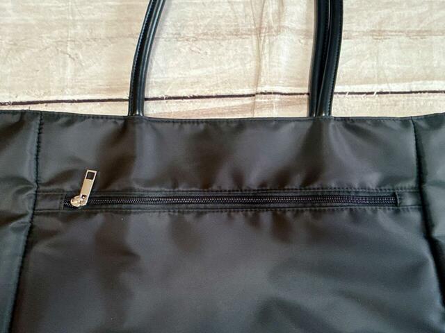 背面にはファスナーポケットが1つついています