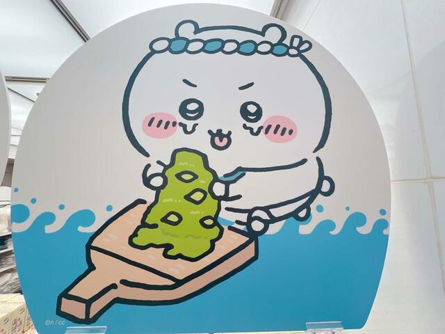 商品棚上の装飾。ワサビを擦っているちいかわがの表情がキュート!