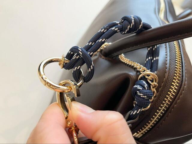 【GLOBAL WORK スペ軽チャーム付きボストン】バッグのカラーごとに異なるチャームが付いています。取り外して印象を変えることも可能！