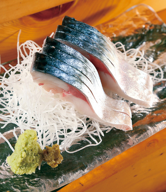 鮨大前（有楽町）  サバの刺身 1400円（仕入れによって変更あり） 手前は刺身、奥は酢で軽く締めたもの。それぞれの味わいが楽しい。