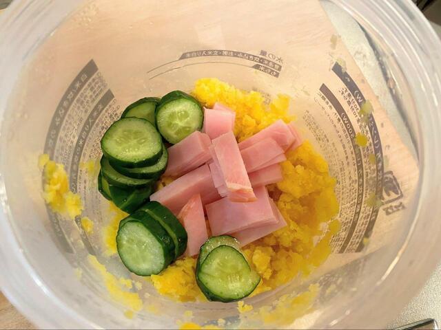 【3COINS 一人炊き用炊飯容器】ハムやきゅうりを入れて調味料とまぜ合わせます