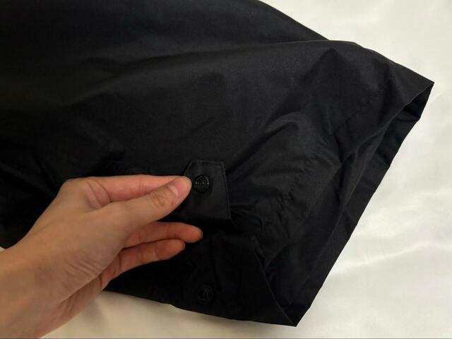 【ワークマン　WEB限定レディース防水防寒レインスーツ】アウターとパンツのセット。パンツの裾にはスナップボタンがあり、裾を調節できます