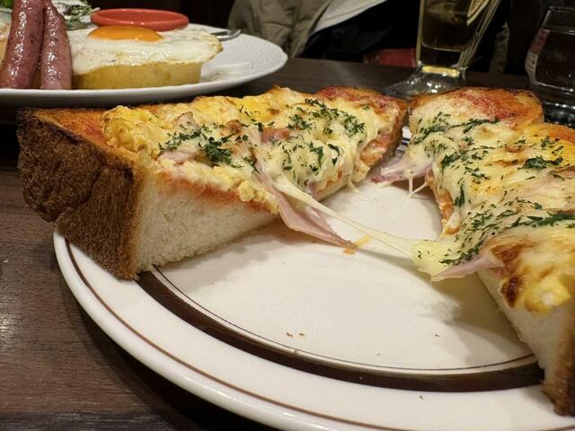 【星乃珈琲店 ハムチーズトーストセット】ハムもたっぷり入っていて具材がこぼれそうな大満足トーストです。大人も子どもも好きな味です