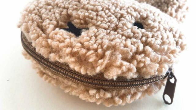 【ミッフィーフェイスポーチ】ミルキーブラウン、モコモコの顔下にファスナーが付いています