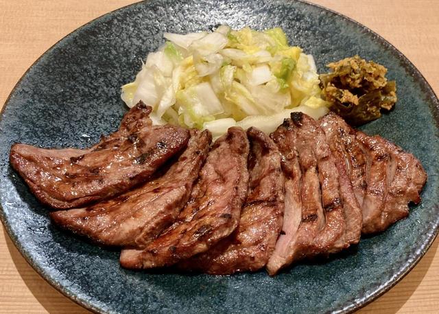 白菜の漬物と南蛮味噌漬が添えられている