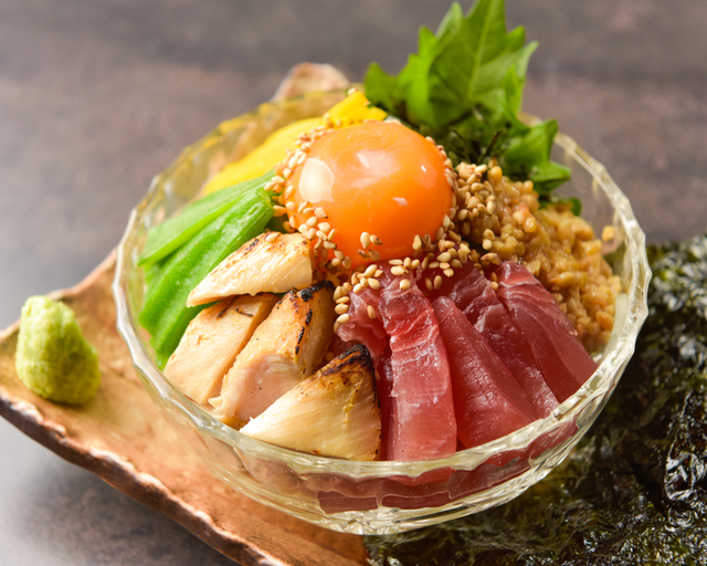 鮪と炙り鶏の爆弾～山葵醤油仕立て～