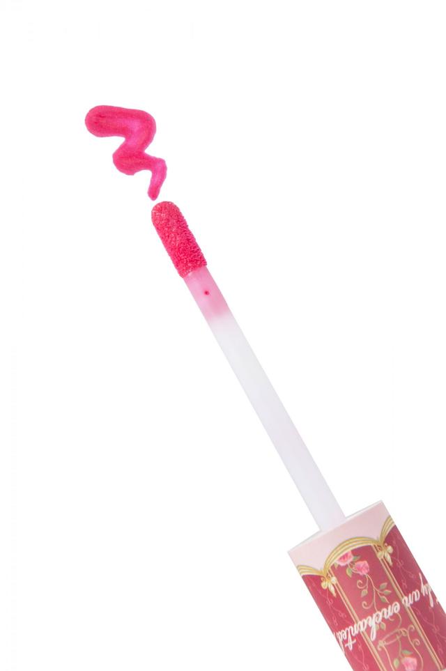 リップグロス 1300円|内容量:8g、バラエキス配合、(本体)長さ約10cm|東京ディズニーリゾート・アプリ、ギャグファクトリー/ファイブ・アンド・ダイム