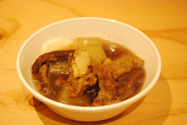 「KURAND SAKE MARKET」潜入レポ／女子におススメの日本酒・『出羽の里』に合う、西参道　ふくちゃんの牛筋煮込み