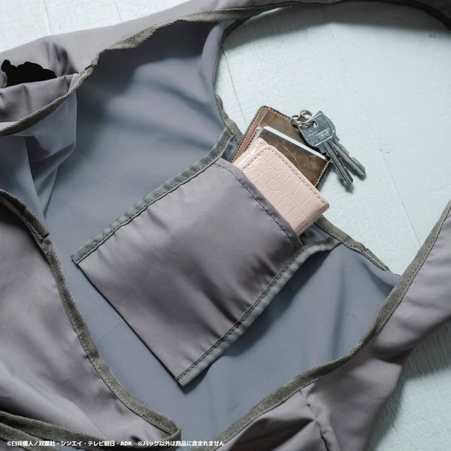 【『クレヨンしんちゃん 主婦代表!? みさえが本気で考えたお買いものにちょうどいい 洗える大容量エコバッグBOOK』（宝島社）】内ポケットも便利そう